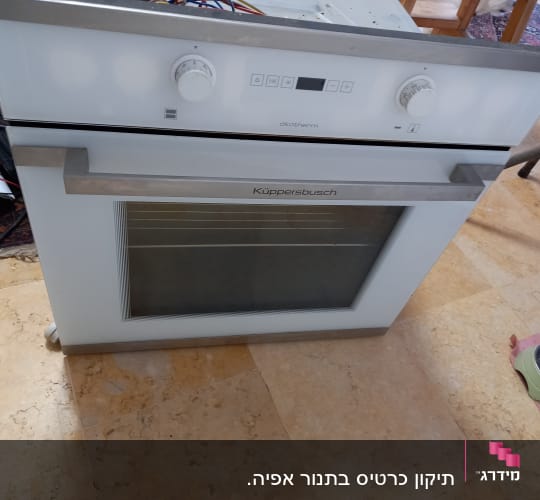 תנור אפייה עם כפתורים ותצוגה דיגיטלית